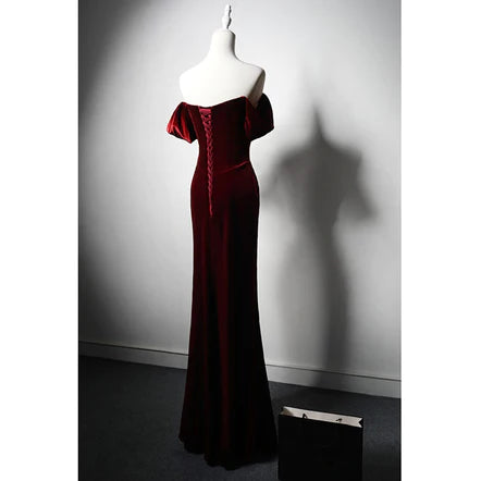 Vestido de fiesta largo estilo sirena con hombros descubiertos en terciopelo rojo vino